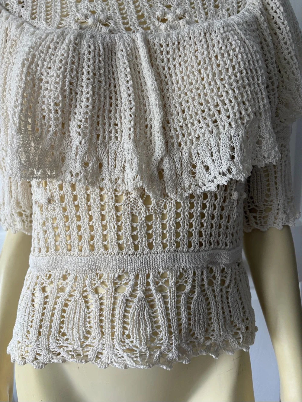 Zara Women’s Cream Crochet Ruffle Knit Top/ size small